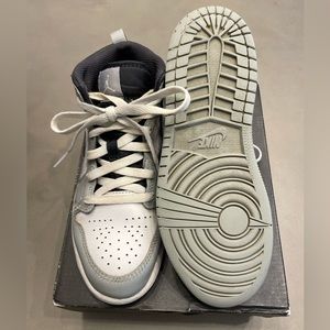 Jordan 1 Mid PS in “Light Smoke Grey”